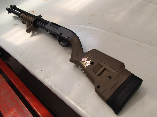 Remington 870 Express Left Hand<br />Remington 20&quot; Rifle Sight Barrel<br />Remington Magazine  Extension Kit 3-Round<br />MAGPUL SGA Stock<br />MAGPUL SGA Recoil Pad Adapter<br />Remington Supercell Recoil Pad